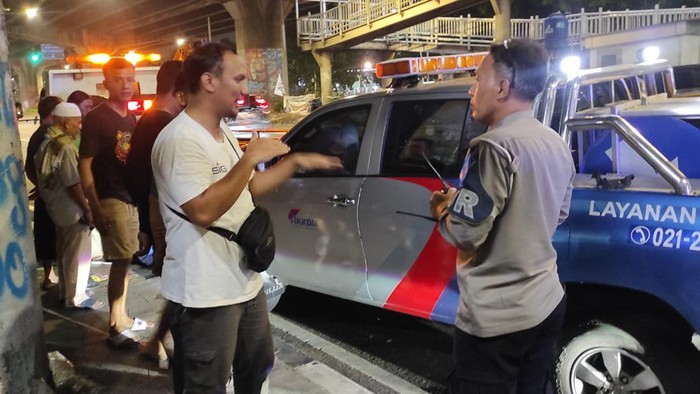 Wanita bernama Jesica Koroh (33) ditangkap usai membawa kabur mobil patroli pengelola tol di GT Jatiwaringin 2. Jesica telah diamankan petugas untuk diperiksa. (dok Ist)