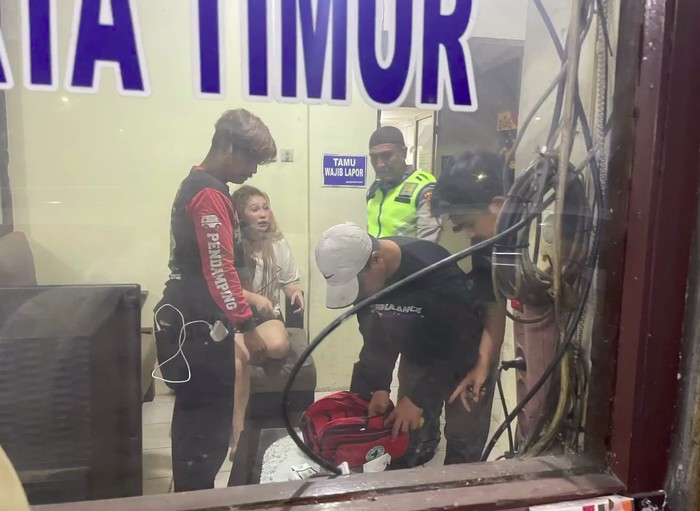 Wanita bernama Jesica Koroh (33) ditangkap usai membawa kabur mobil patroli pengelola tol di GT Jatiwaringin 2. Jesica telah diamankan petugas untuk diperiksa. (dok Ist)