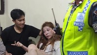 Peristiwa tersebut terjadi pada Minggu (23/7) sekitar pukul 18.00 WIB. Jesica diduga mengalami gangguan jiwa. Sebelum diamankan petugas, Jesica sempat naik ke atap mobil patroli yang dibawanya lalu berteriak-teriak. (dok Ist)