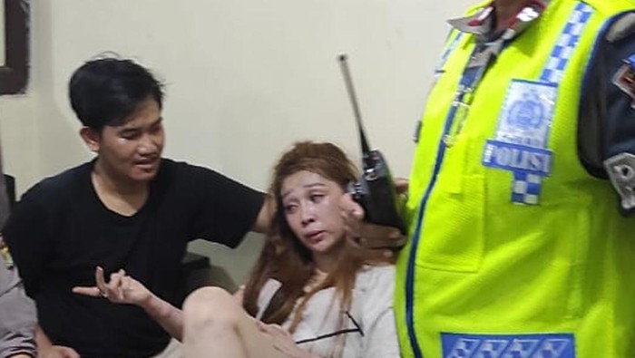 Wanita bernama Jesica Koroh (33) ditangkap usai membawa kabur mobil patroli pengelola tol di GT Jatiwaringin 2. Jesica telah diamankan petugas untuk diperiksa. (dok Ist)