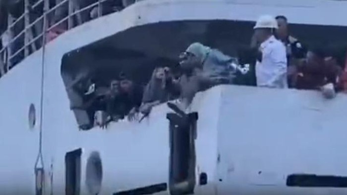 Wanita di Ternate ikut terbawa kapal ke Ambon.