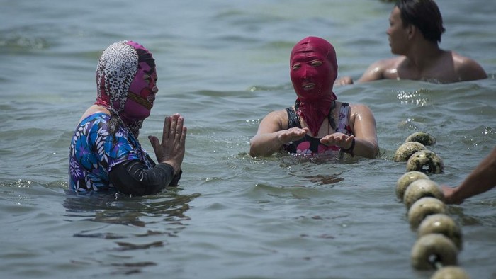 Warga China memakai facekinis
