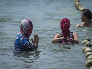 Bukan Lagi Masker, Warga China Pakai Facekinis gegara Panas Menggila