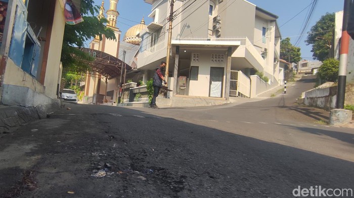 Warga menunjukkan lokasi temuan mayat penuh luka di Jalan Mugas Dalam Raya Semarang, Senin (24/7/2023).