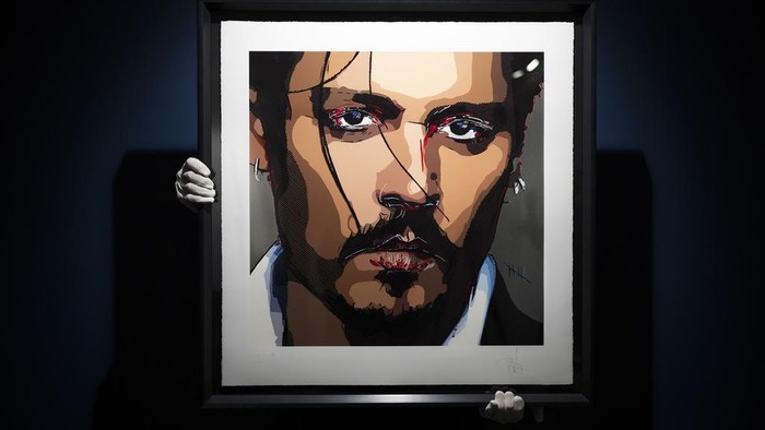 Wujud Lukisan Johnny Depp yang Dijual Terbatas A self-portrait by actor Johnny Depp is displayed at Castle Fine Art gallery on Thursday, July 20, 2023 in London. Depp has painted the emotions of recent years into a self-portrait, titled