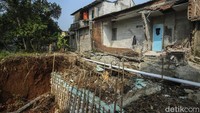 Longsor tersebut akibat rusaknya saluran air dan tingginya intensitas hujan sehingga membuat pergeseran tanah.  