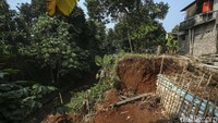 Longsor ini memiliki kedalaman 10 meter dan panjang 20 meter.  