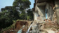 Tanah akibat longsor juga menutup sebagian kali baru, Cipayung Depok.  