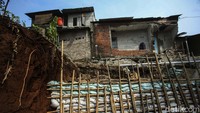 Meski telah dibuatkan turap sementara namun warga berharap Pemerintah Kota Depok melanjutkan pembuatan turap permanen agar longsor tak merembet ke rumah lainnya.  