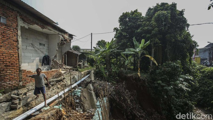 Sudah tiga minggu sebuah pemukiman di Cipayung, Depok. longsor. Warga berharap Pemkot membangun turap permanen.
