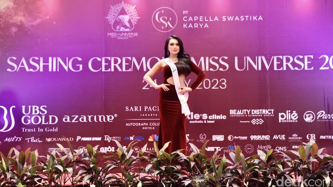Dinda Alifah Ayudita merupakan finalis Miss Universe Indonesia 2023 dari Sumatera Selatan.⁣ Dalam kesehariannya, Dinda kerap menjadi public speaker dan MC. Foto: Chelsea Olivia Daffa