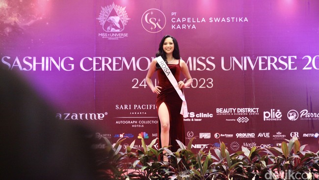 Rosalina Permata Mulya dari Kalimantan Selatan merupakan finalis Miss Universe Indonesia 2023. Foto: Chelsea Olivia Daffa