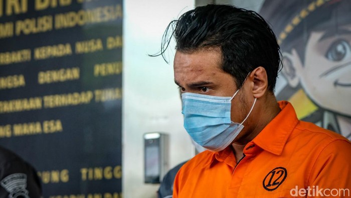 Artis Bobby Joseph ditangkap polisi atas kasus narkoba. Bobby sudah ditetapkan jadi tersangka dan ditahan.