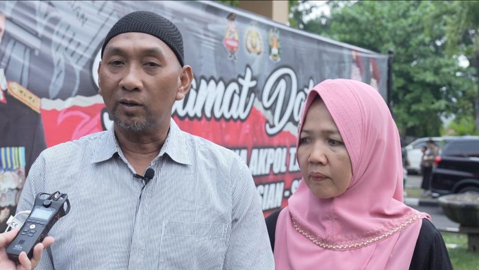 Ade Chandra dan Erni Wesih, orang tua calon taruni Akpol 2023 Nyimas Fitria Amelia.
