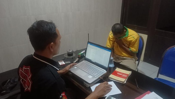 AJ, pemerkosa anak tiri yang keterbelakangan mental di Jember saat diperiksa