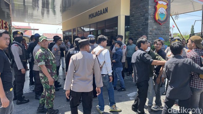 Aksi demo mahasiswa HMI di Polres Pinrang ricuh.