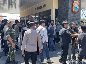 Demo Mahasiswa di Mapolres Pinrang Ricuh, Massa-Polisi Saling Dorong