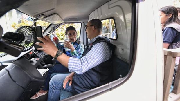 Anies Baswedan berkeliling pesisir Pantai Pangandaran bersama Susi Pudjiastuti.