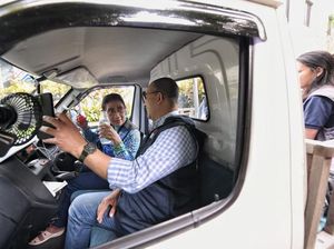 Gaya Susi Sopiri Anies Pakai Mobil Pick-up Sambil Merokok