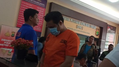 Jadi Tersangka Narkoba Lagi, Bobby Joseph Tertunduk Berbaju Tahanan