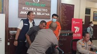 Bobby Joseph dihadirkan sebagai tersangka di Polres Metro Jakarta Selatan. Foto: Ahsan Nurrijal/detikcom
