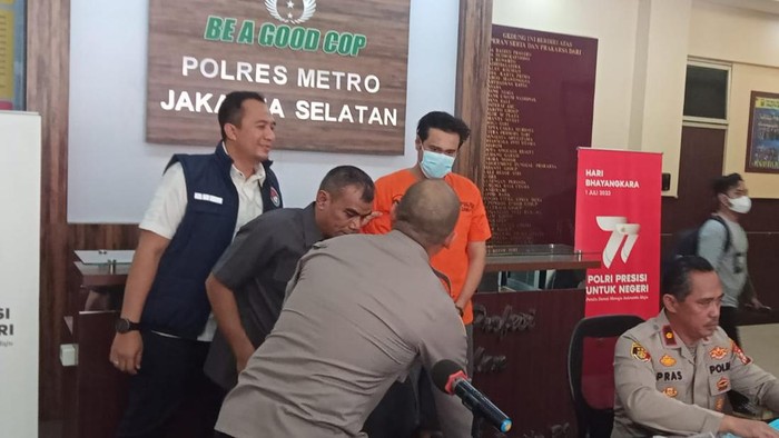 Bobby Joseph Bobby Joseph berbaju tahanan di Polres Metro Jakarta Selatan.