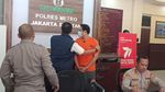 Jadi Tersangka Narkoba Lagi, Bobby Joseph Tertunduk Berbaju Tahanan