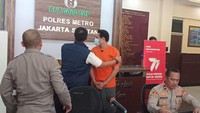 Bobby Joseph tampak mengenakan masker dan baju tahanan berwarna orange. Foto: Ahsan Nurrijal/detikcom
