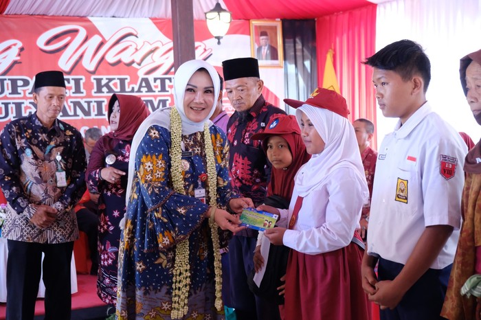 Bupati Klaten Sri Mulyani melaksanakan sambang warga di Desa Katekan, Kecamatan Gantiwarno Selasa (25/7/2023). Pada kesempatan itu, Sri Mulyani juga meresmikan Taman Kuliner Griya Sari Buana dengan menandatangani prasasti peresmian.