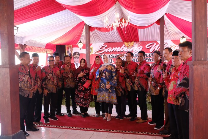 Bupati Klaten Sri Mulyani melaksanakan sambang warga di Desa Katekan, Kecamatan Gantiwarno Selasa (25/7/2023). Pada kesempatan itu, Sri Mulyani juga meresmikan Taman Kuliner Griya Sari Buana dengan menandatangani prasasti peresmian.