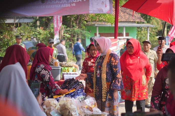 Bupati Klaten Sri Mulyani melaksanakan sambang warga di Desa Katekan, Kecamatan Gantiwarno Selasa (25/7/2023). Pada kesempatan itu, Sri Mulyani juga meresmikan Taman Kuliner Griya Sari Buana dengan menandatangani prasasti peresmian.