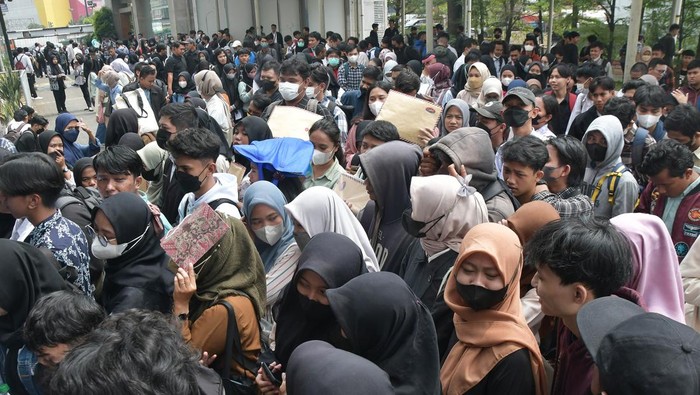 Sejumlah pencari kerja antre untuk memasuki area bursa kerja di Pusat Perbelanjaan Bekasi, Jawa Barat, Selasa (25/7/2023). Bursa kerja yang berlangsung pada 25 Juli - 27 Juli 2023 itu diikuti oleh 30 perusahaan di Jabodetabek. ANTARA FOTO/Fakhri Hermansyah/tom.