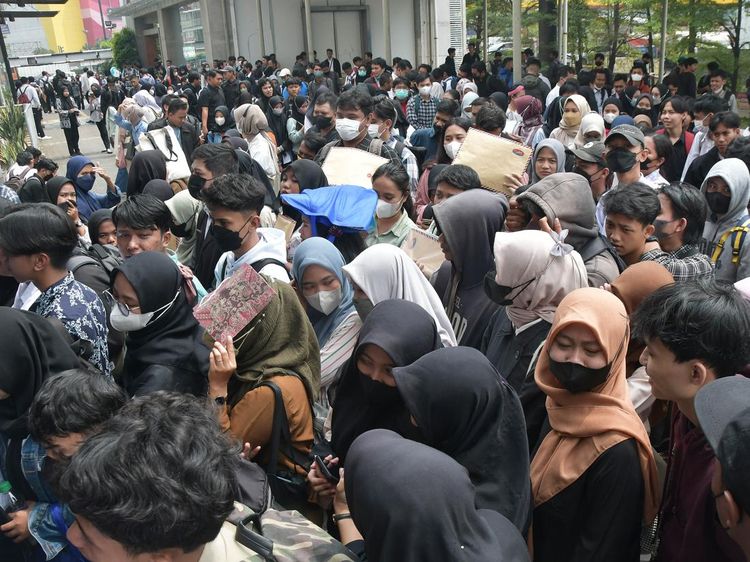 Potret Pemburu Kerja Berjubel di Bursa Kerja Bekasi