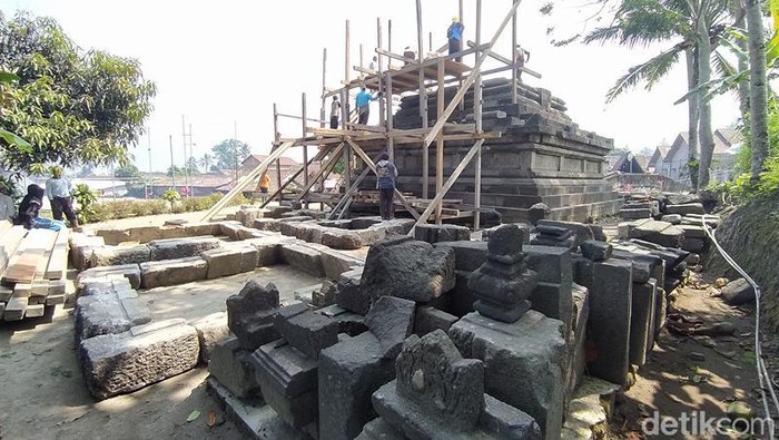 Bebatuan di Candi Lumbung, Kecamatan Sawangan, Kabupaten Magelang, mulai diturunkan.