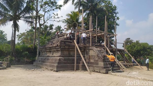 Bebatuan di Candi Lumbung, Kecamatan Sawangan, Kabupaten Magelang, mulai diturunkan.
