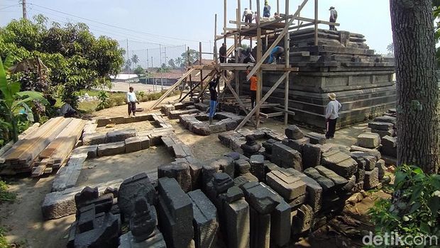 Bebatuan di Candi Lumbung, Kecamatan Sawangan, Kabupaten Magelang, mulai diturunkan.
