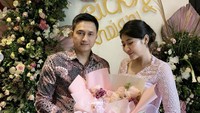 Terpaut usia yang jauh membuat pernikahan ketiga Ricky Subagja ini jadi sorotan. Apalagi disebut ia memiliki mertua yang seumuran dengan dirinya. Foto: Instagram cica_andjani/cicaandjani