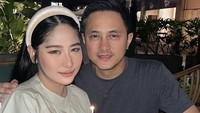 Begini momen Cica merayakan ulang tahun sang suami. Ia memberikan kejutan kue ulang tahun mungil, lengkap dengan lilin untuk ditiup. Foto: Instagram cica_andjani/cicaandjani