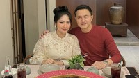Ikut merayakan Imlek, Cica dan Ricky tampak menikmati hot pot di restoran. Lembaran daging siap dicelup ke kuah mala yang pedas berempah. Foto: Instagram cica_andjani/cicaandjani