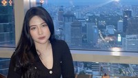 Santai di restoran yang menawarkan pemandangan kota dari ketinggian, Cica tampak memesan beberapa makanan. Kira-kira apa yang menu pilihannya? Foto: Instagram cica_andjani/cicaandjani