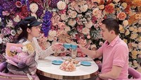 April showers bring may flowers, tulis Cica di keterangan foto. Ia dan Ricky menikmati momen makan romantis di kafe penuh dekorasi bunga. Foto: Instagram cica_andjani/cicaandjani