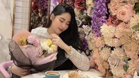 Croissant dan kopi jadi menu pilihan Cica. Ia tampak cantik berpose dengan buket bunga di tangannya. Foto: Instagram cica_andjani/cicaandjani