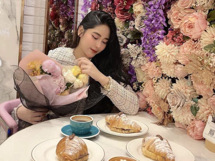 Cica Andjani, Istri Cantik Ricky Subagja yang Hobi Kulineran