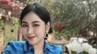 Sepertinya Cica seorang penggemar kopi. Momen santainya kali ini ditemani secangkir kopi susu hangat berhias latte art. Foto: Instagram cica_andjani/cicaandjani