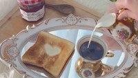 Estetik banget ya menu sarapan Cica? Ia menikmati roti panggang dengan bentuk hati dan kopi susu di cangkir klasik. Foto: Instagram cica_andjani/cicaandjani