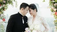 Cica Andjani terpaut usia 26 tahun dengan Ricky Subagja. Meski begitu, keduanya mantap menikah dan menjalani rumah tangga. Foto: Instagram cica_andjani/cicaandjani