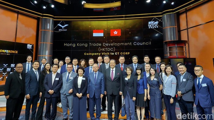 CT Terima Kunjungan Delegasi Dewan Perdagangan Hong Kong di Transmedia Founder & Chairman CT Corp, Chairul Tanjung menerima kunjungan dari Dewan Pengembangan Perdagangan Hong Kong (Hong Kong Trade Development Council /HKTDC) di kantor Transmedia, Tendean, Jakarta Selatan, Selasa (25/7/2023). HKTDC sendiri dipimpin oleh Chairman HKTDC Peter K N Lam.
