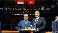 Dalam kesempatan di studio 2 CNN Indonesia, CT dan Chairman HKTDC Peter K N Lam saling bertukar cendera mata. CT sendiri memberikan cendera mata miniatur wayang.