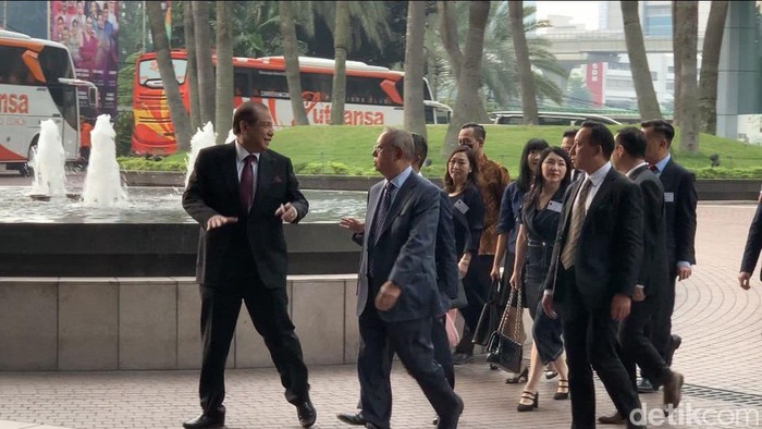 CT Terima Kunjungan Delegasi Dewan Perdagangan Hong Kong di Transmedia Founder & Chairman CT Corp, Chairul Tanjung menerima kunjungan dari Dewan Pengembangan Perdagangan Hong Kong (Hong Kong Trade Development Council /HKTDC) di kantor Transmedia, Tendean, Jakarta Selatan, Selasa (25/7/2023). HKTDC sendiri dipimpin oleh Chairman HKTDC Peter K N Lam.
