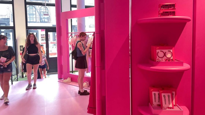 Demam Barbie, Aksesoris Bernuansa Pink Diburu Penggemar A shopper browses Barbie-themed merchandise during the Barbie pop-up in Zara's Soho store in New York City, U.S. July 20, 2023. REUTERS/Arriana McLymore